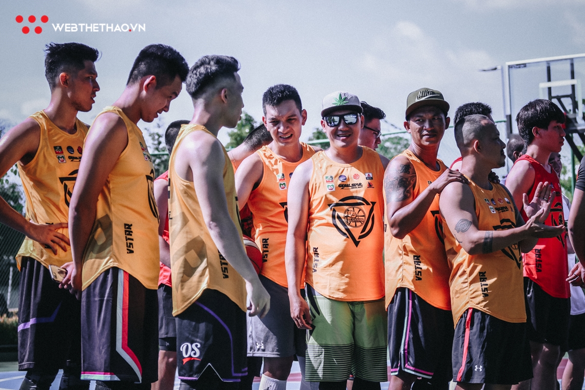 Khai mạc giải Bóng rổ 4x4 Vstar League 2019: Cháy hết mình cùng quả bóng cam bất chấp cái nắng chói chang Khai mạc giải Bóng rổ 4x4 Vstar League 2019: Cháy hết mình cùng quả bóng cam bất chấp cái nắng chói chang